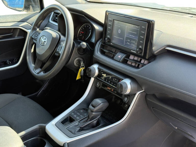 2020 Toyota RAV4 LE