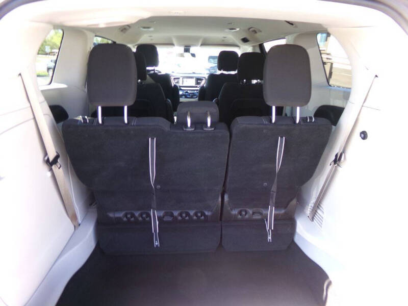 2022 Chrysler Voyager LX