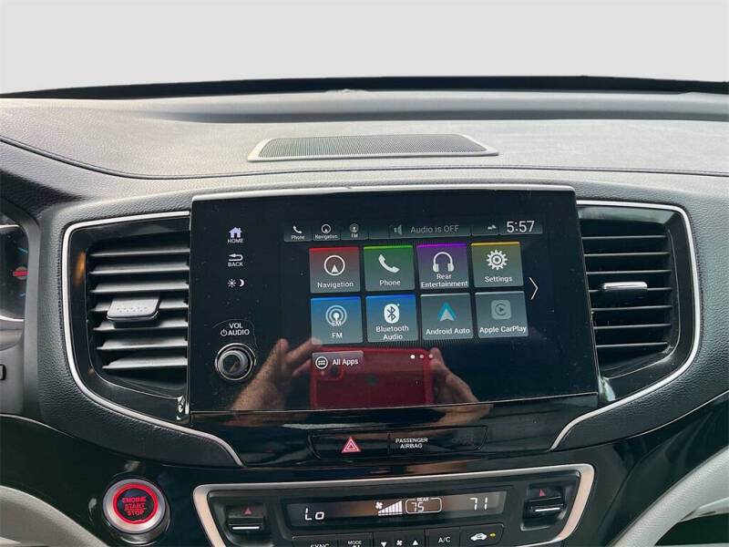 2021 Honda Pilot Touring w/Rear Captain's Chairs