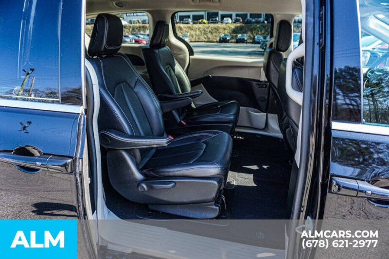 2024 Chrysler Pacifica Plug-In Hybrid Select
