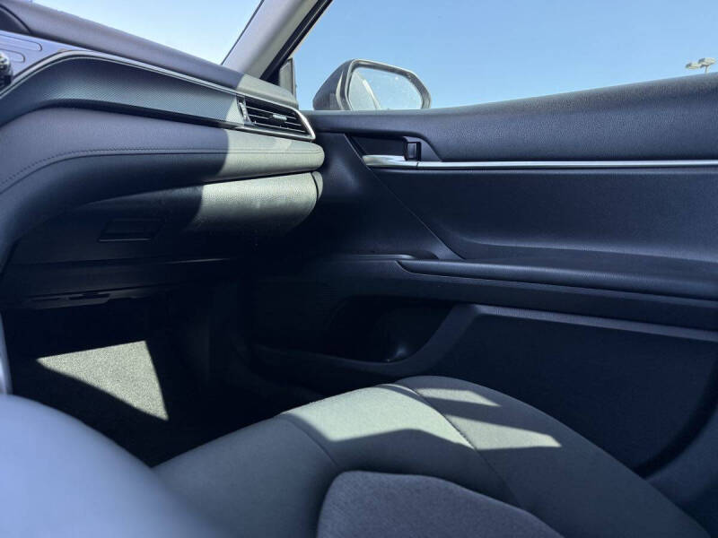 2022 Toyota Camry Hybrid LE