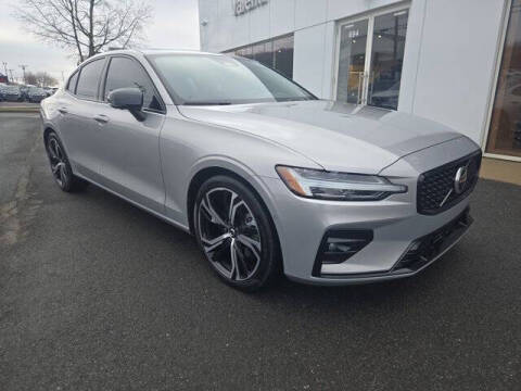 2024 Volvo S60 B5 Plus Dark Theme