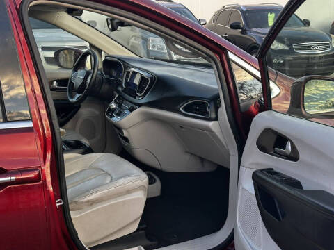 2017 Chrysler Pacifica Touring-L