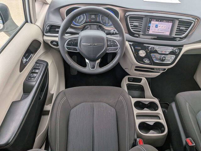 2022 Chrysler Voyager LX