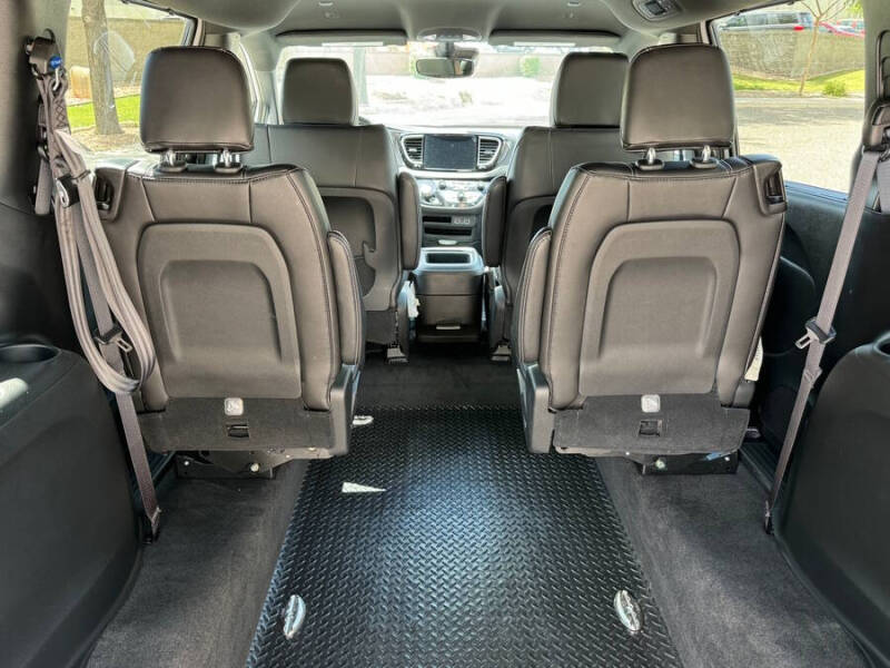 2025 Chrysler Voyager LX