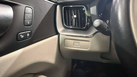 2024 Volvo XC60 B5 Core Dark Theme