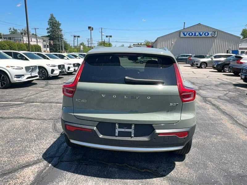 2025 Volvo XC40 B5 Core Bright Theme