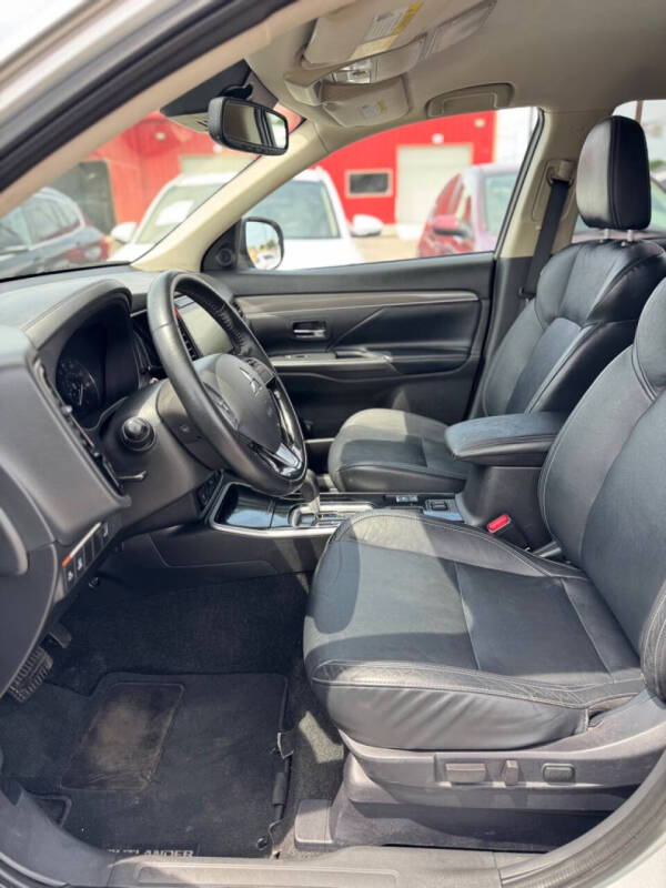 2020 Mitsubishi Outlander SE