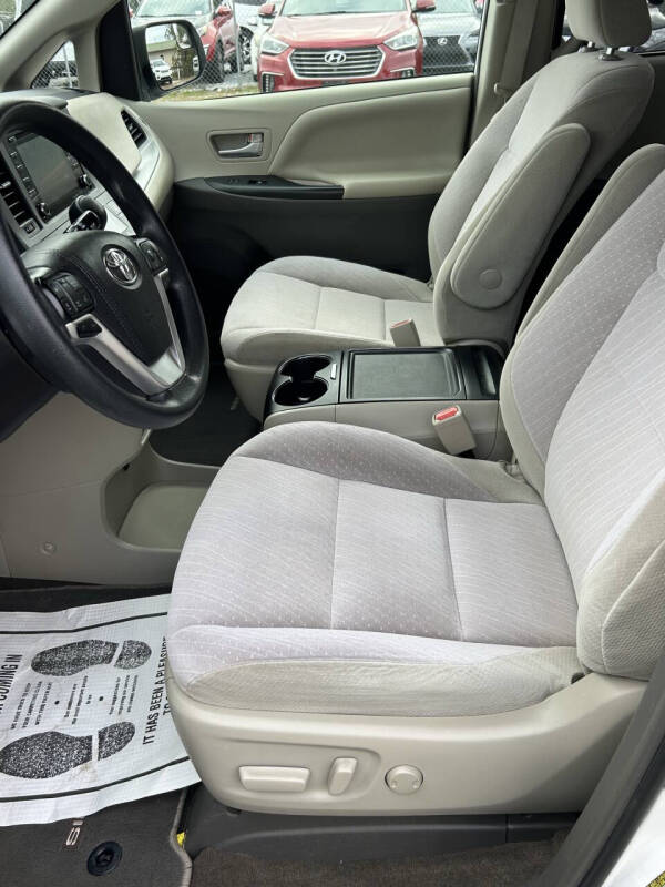 2019 Toyota Sienna LE 8-Passenger