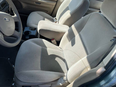 2005 Ford Taurus for sale at Burkholder Motors in Middletown DE