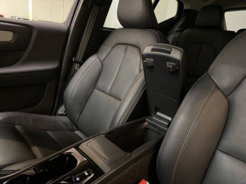 2025 Volvo XC40 B5 Plus Bright Theme