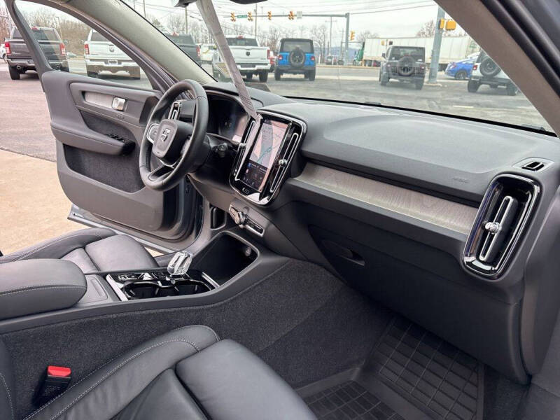 2023 Volvo XC40 B5 Plus Dark Theme