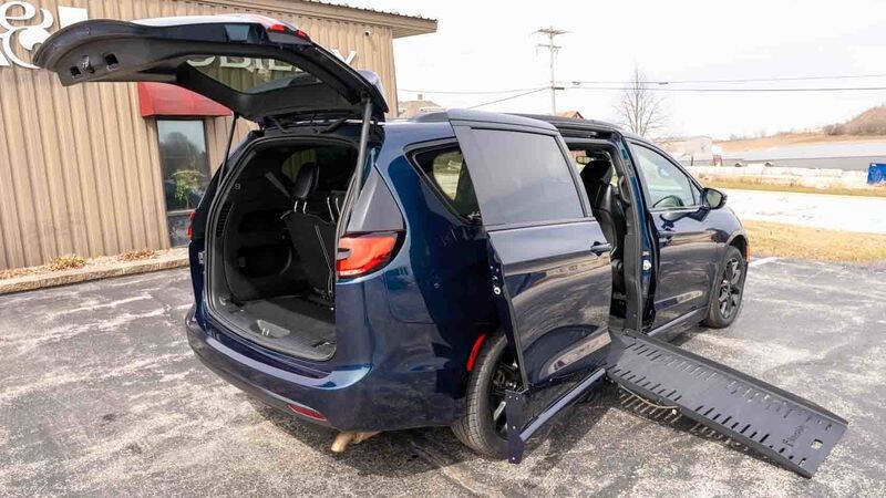 Used 2022 Chrysler Pacifica Touring L with VIN 2C4RC1BG9NR225755 for sale in Valders, WI