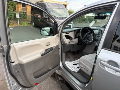2015 Toyota Sienna LE Mobility 7-Passenger