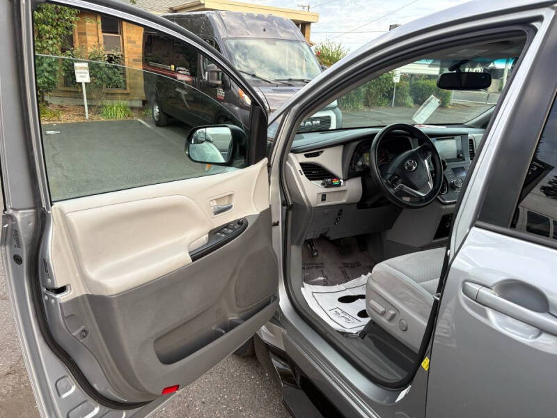 2015 Toyota Sienna LE Mobility 7-Passenger