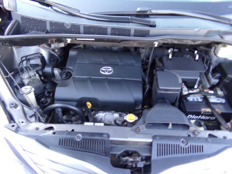 2011 Toyota Sienna XLE 7-Passenger Auto Access Seat