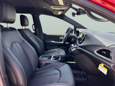 2027 Chrysler Pacifica LX