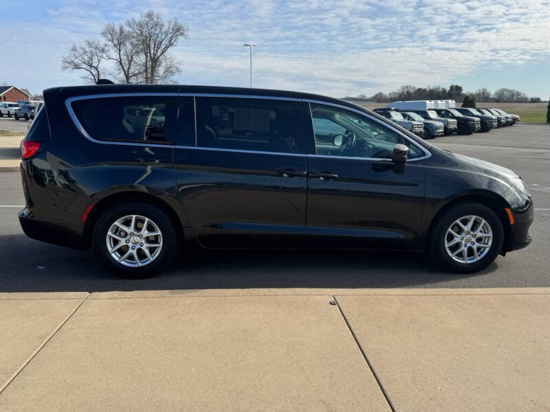 2022 Chrysler Voyager LX