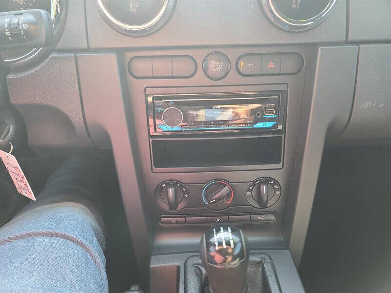 2005 Ford Mustang V6 Deluxe