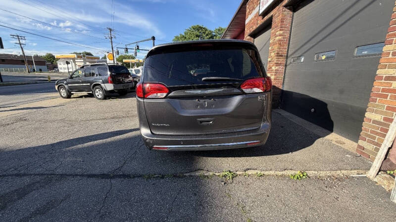 2017 Chrysler Pacifica Touring-L