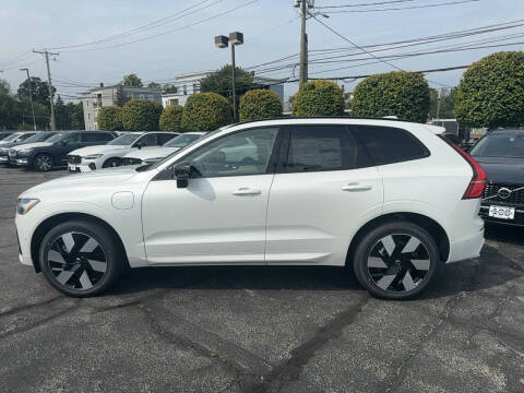 2025 Volvo XC60 T8 Plus Dark Theme