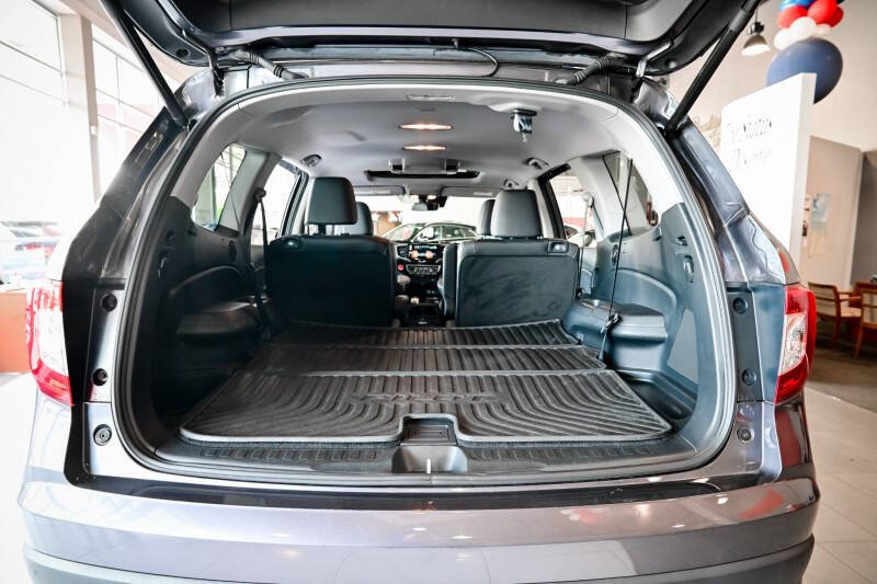 2022 Honda Pilot Touring w/Rear Captain's Chairs