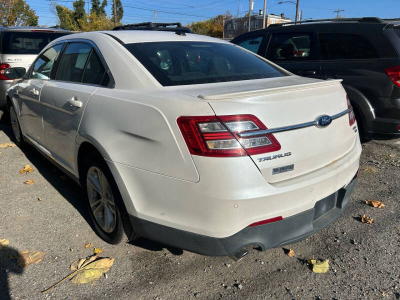 2013 Ford Taurus SEL photo 4