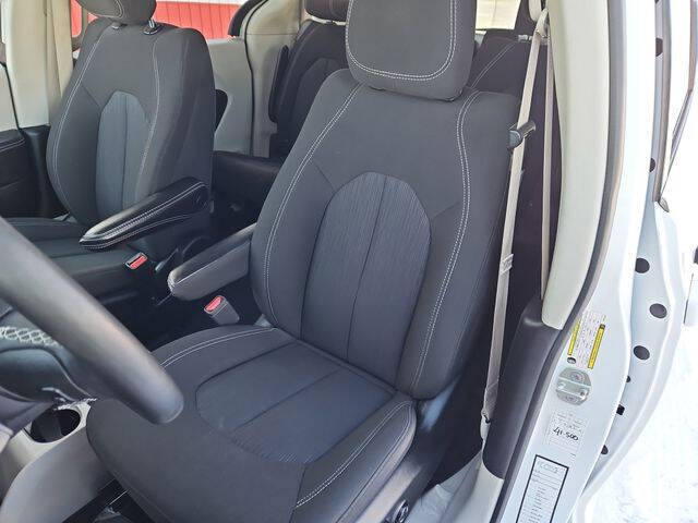 2024 Chrysler Voyager LX