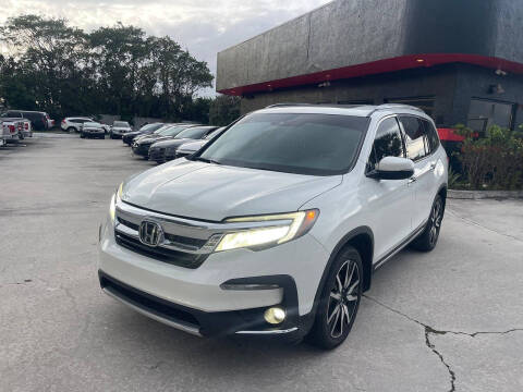 2022 Honda Pilot Touring w/Rear Captain's Chairs