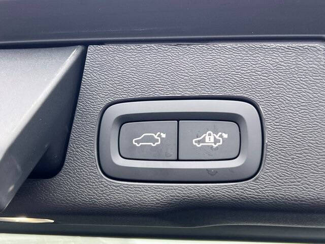 2026 Volvo XC60 B5 Ultra Black Edition