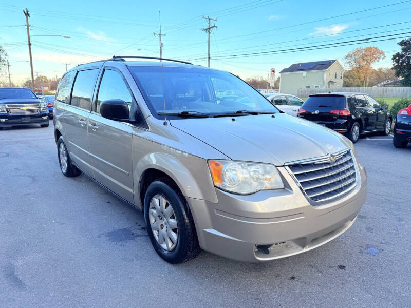 2009 Chrysler Town & Country LX photo 7