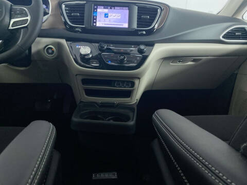 2024 Chrysler Voyager LX