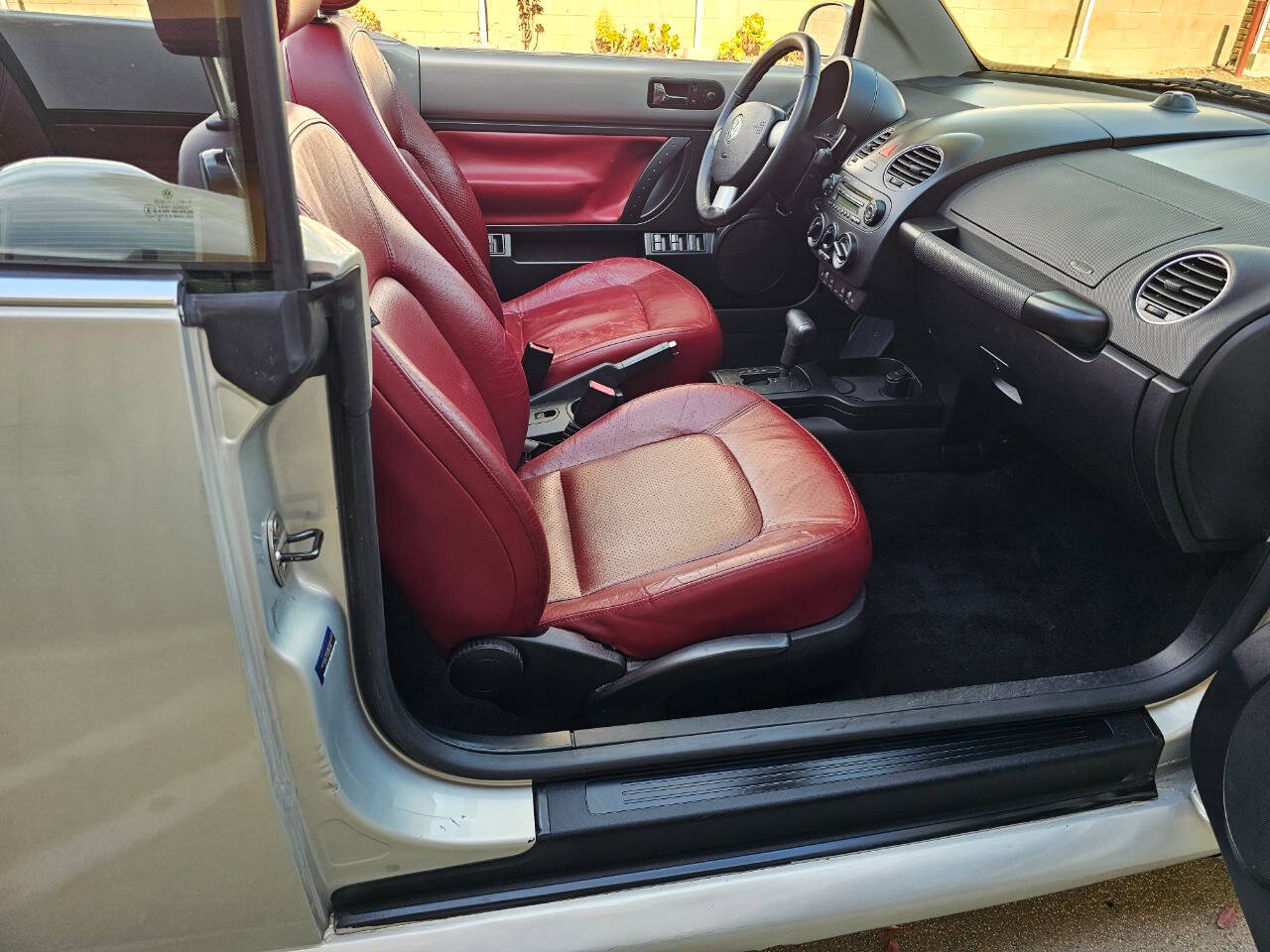 2009 Volkswagen New Beetle Convertible 32