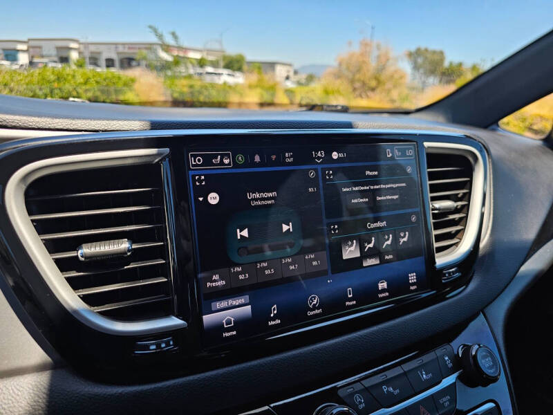 2025 Chrysler Pacifica Select