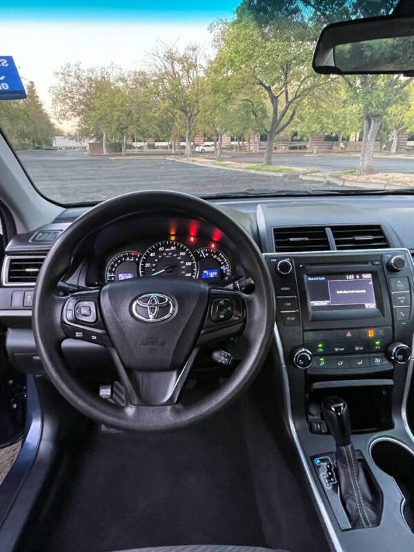 2015 Toyota Camry LE photo 18