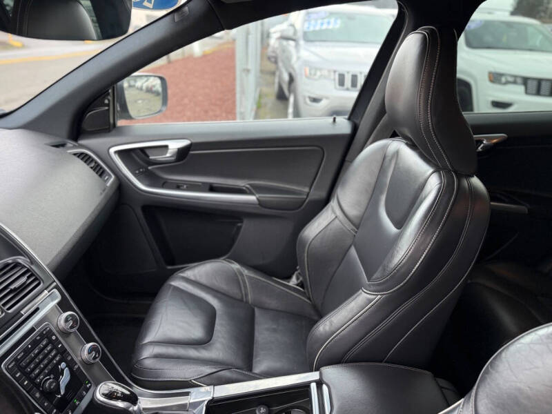 2016 Volvo XC60 T6 Drive-E R-Design Platinum