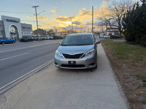 2014 Toyota Sienna LE 8-Passenger