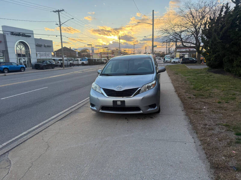 2014 Toyota Sienna LE 8-Passenger