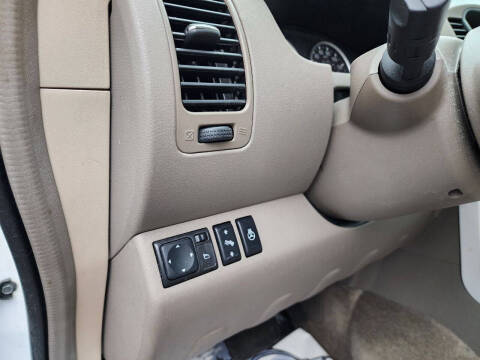 2011 Nissan Pathfinder LE