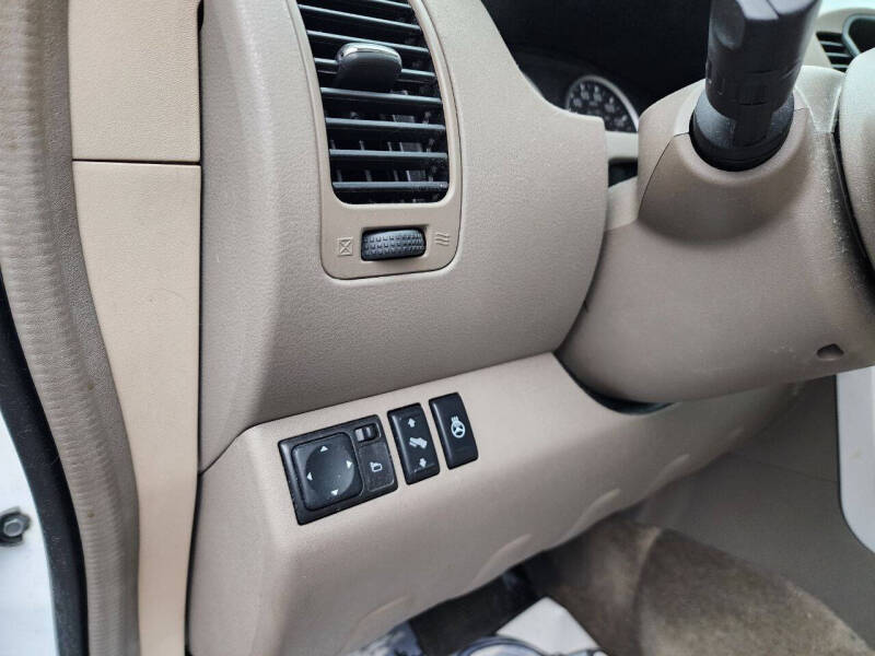 2011 Nissan Pathfinder LE