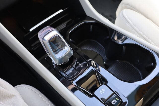 2023 Volvo XC40 B5 Plus Bright Theme