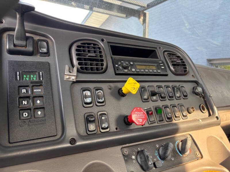 2009 Freightliner Business class M2