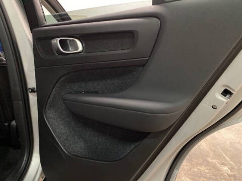 2025 Volvo XC40 B5 Plus Bright Theme