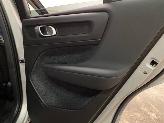 2025 Volvo XC40 B5 Plus Bright Theme