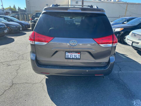 2014 Toyota Sienna XLE 8-Passenger