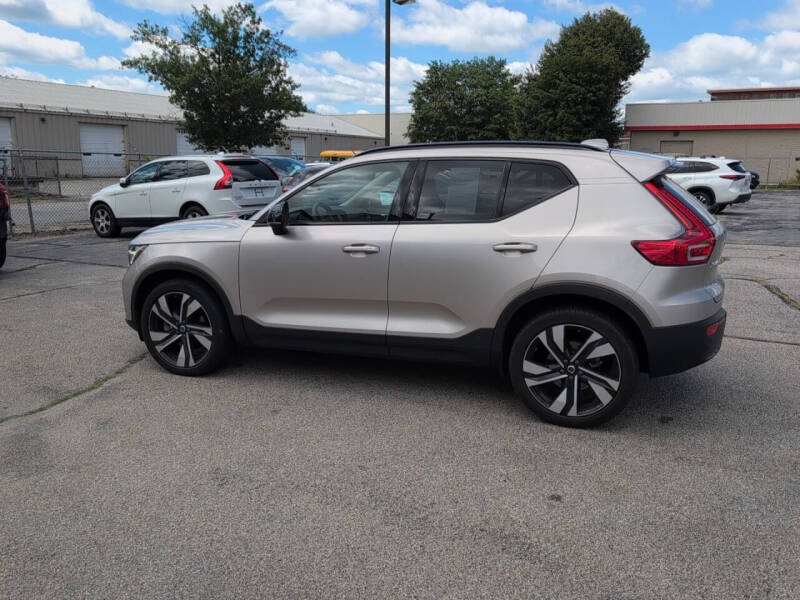 2023 Volvo XC40 B5 Plus Dark Theme