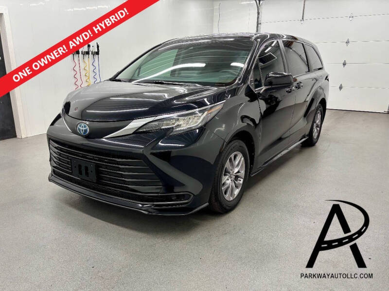 2021 Toyota Sienna LE's photo