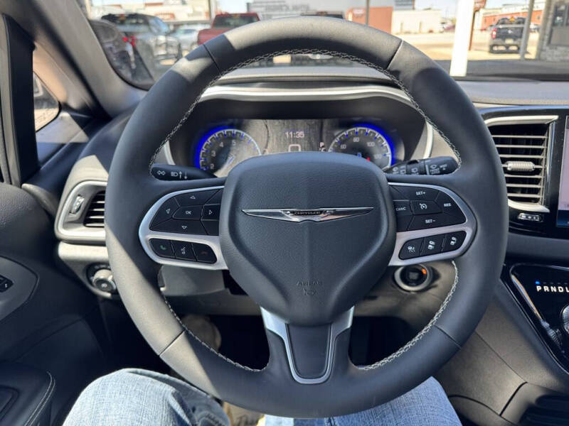 2025 Chrysler Pacifica Select