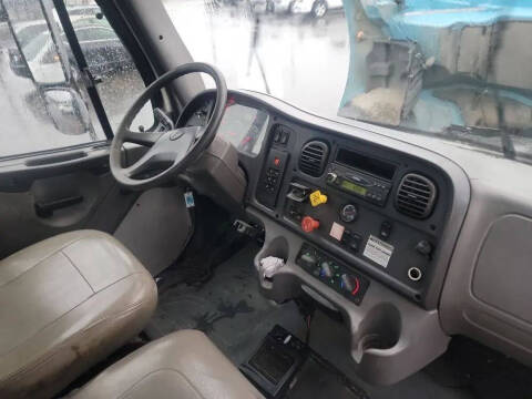 2004 Freightliner M2 106