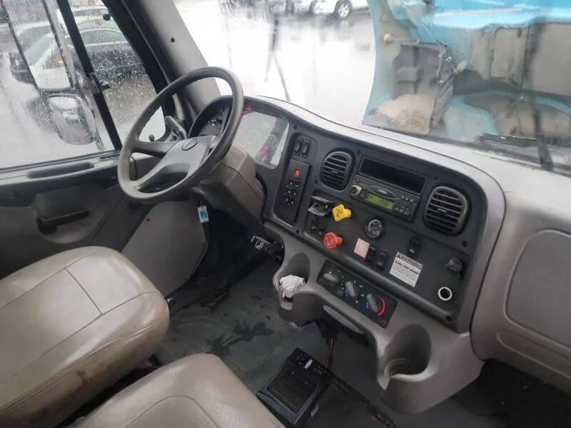2004 Freightliner M2 106